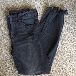 American Eagle black distressed Jegging jeans
